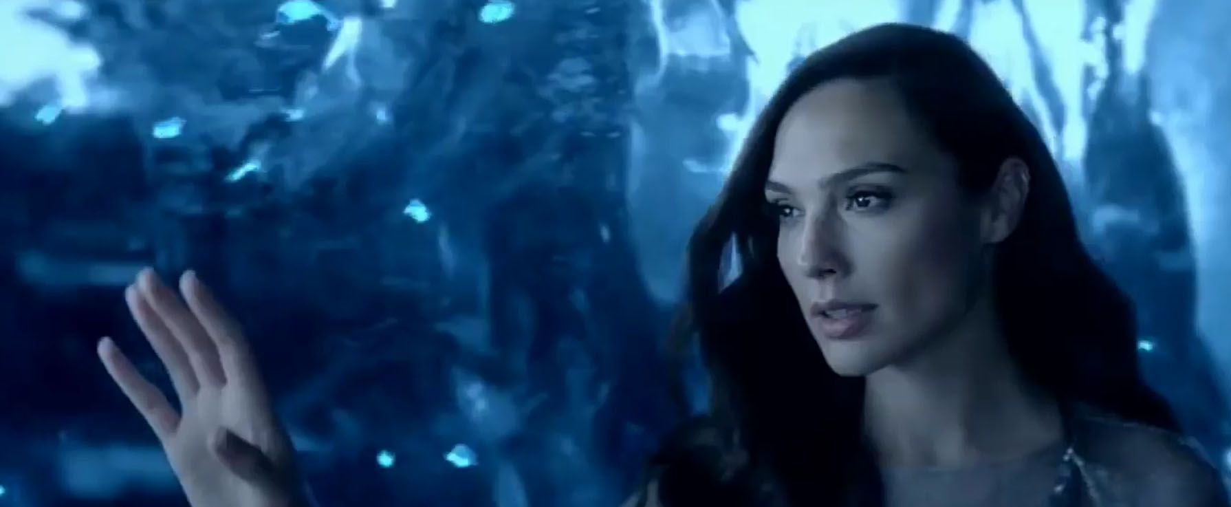 Zoufalost výrobců, najmou si hvězdu a ona propaguje konkurenci