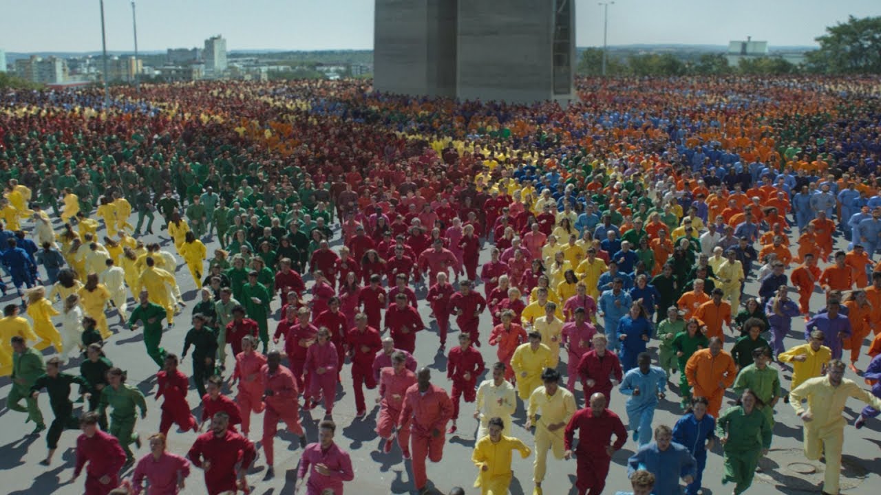 Applu se v Česku libí. V Praze točil reklamu už poněkolikáté