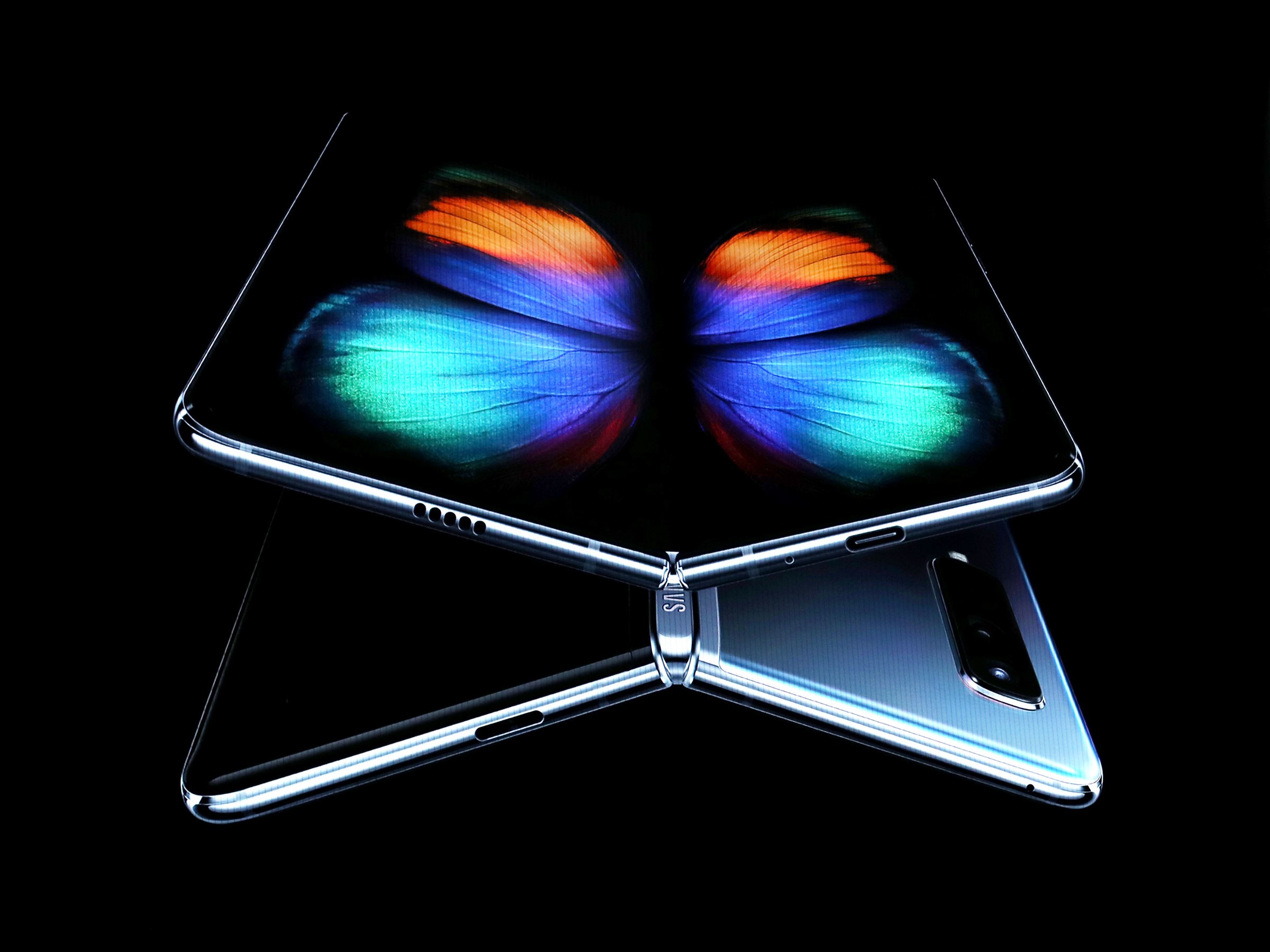 Galaxy Fold vydrží asi tři roky, ukázal test ohýbání