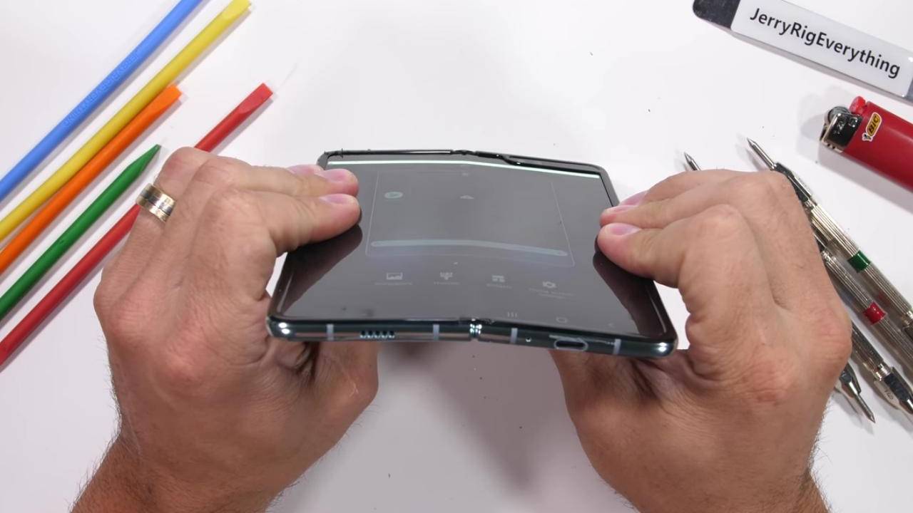 Chcete vidět, co vydrží ohebný smartphone? Galaxy Fold v testu odolnosti