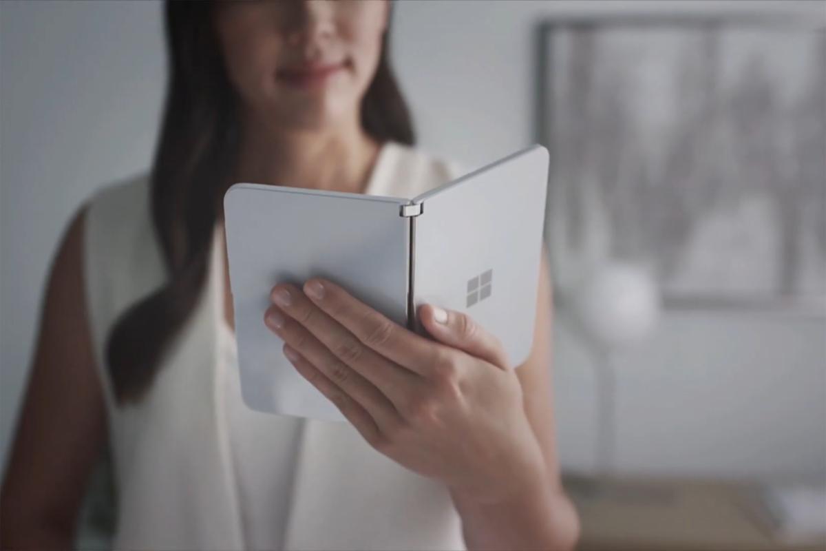 Překvapení roku? Microsoft ukázal vlastní skládací mobil